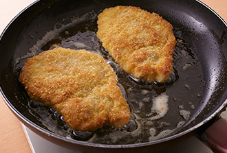 フライパンにオリーブ油を中火で熱し、1の豚肉を入れる。4分ほど揚げ焼きし、上下を返してさらに2分揚げ焼きして取り出す。