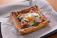 ピザ風に焼くのもおすすめ！最後に粉チーズの代わりにピザ用チーズ（適量）を散らして、チーズが溶けるまでオーブンで約10分焼きましょう。※オーブントースター（1000W）でも可。