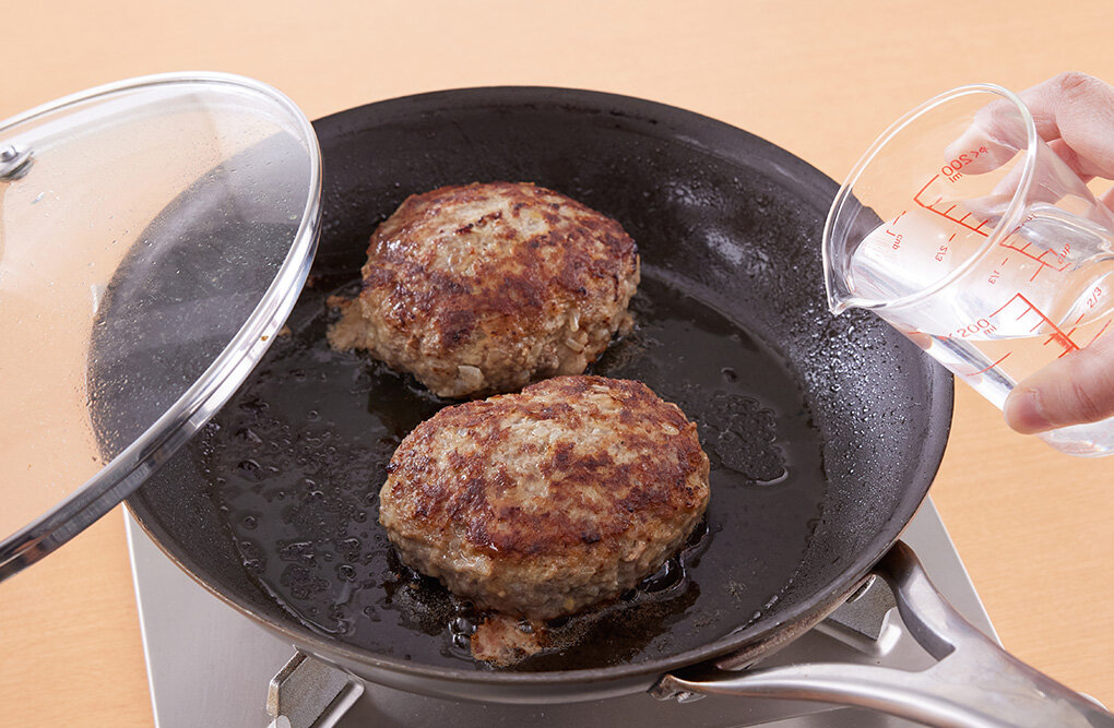 フライパンにサラダ油を中火で熱し、1の肉だねを並べる。中央に少しくぼみをつけ、ふたをして2分蒸し焼きにする。上下を返し、再びふたをしてさらに2分蒸し焼きにする。水を加えてふたをして、5分蒸し焼きにする。