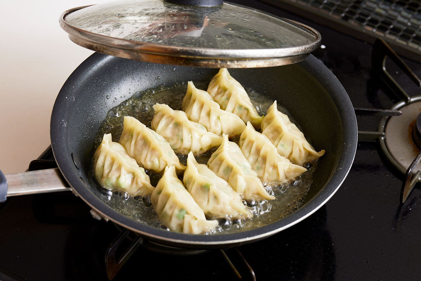 フライパンにサラダ油をしき、包んだ餃子を並べる。<br>強火で熱し、 2分ほど焼いて焼き色がついたら水1/3カップを回し入れて蓋をし、3～4分ほど蒸し焼きにする。 <br>ふたを取り、余分な水分を飛ばして火を止める。 <br>お好みで作しょうゆやラー油などつけていただく。
