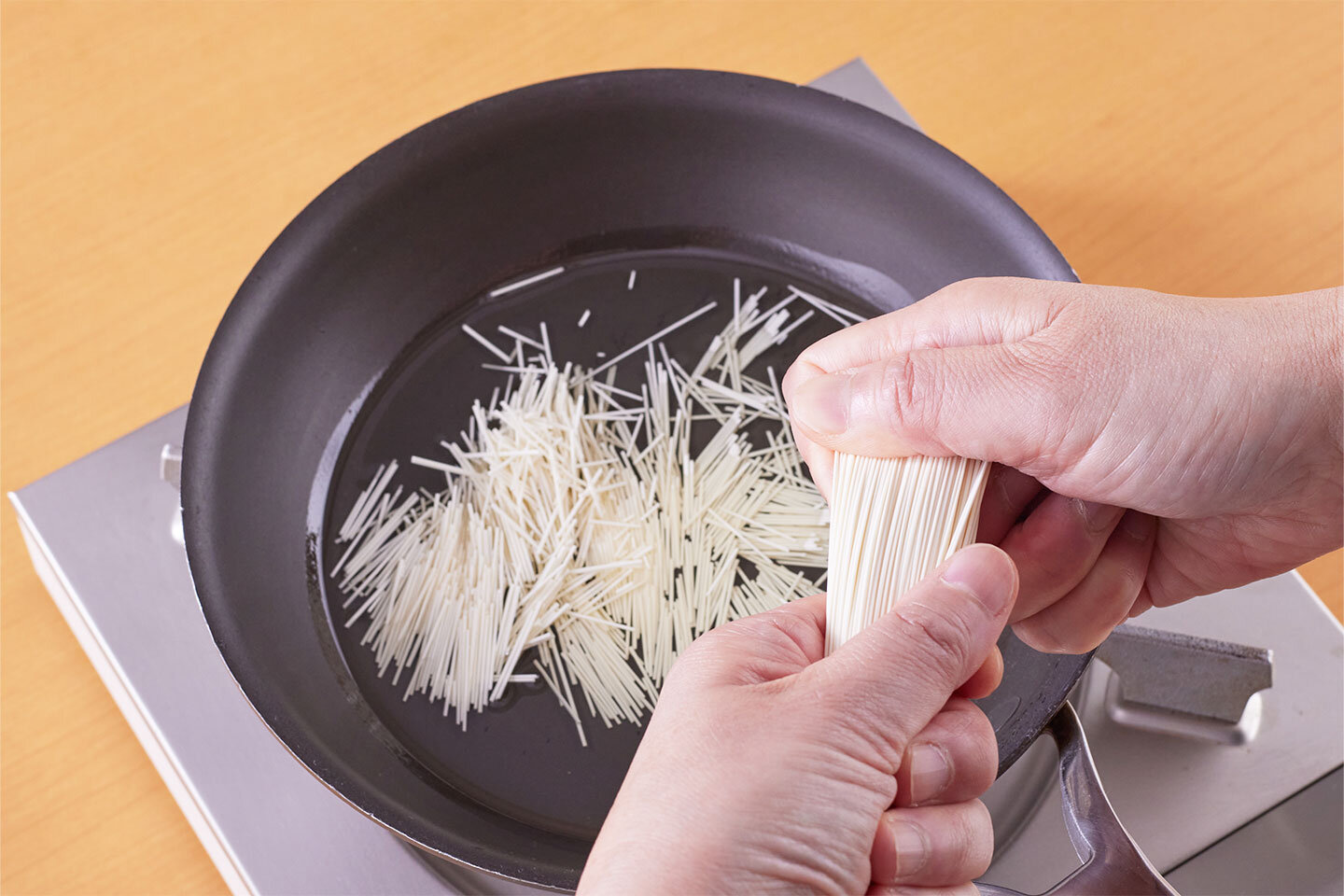 小さめのフライパンにサラダ油を中火で熱し、そうめんを長さ2センチくらいずつ、割って入れる。<br>混ぜながら5分ほど揚げ焼きにし、取り出して油をきる。<br>器に1を盛り、揚げ焼きしたそうめんをのせる。