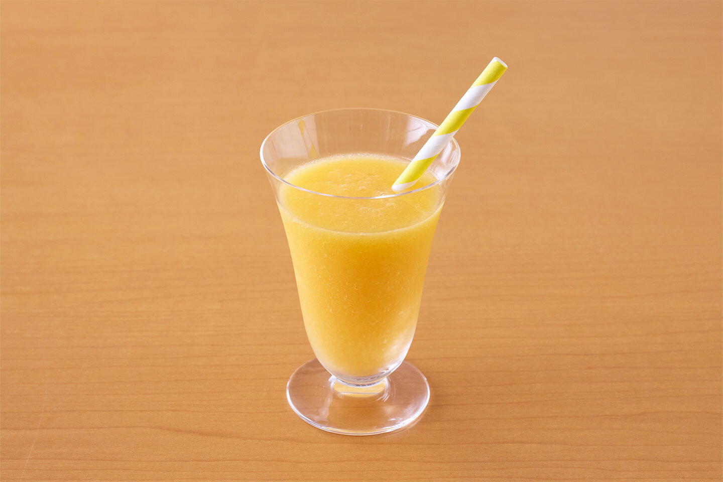 ヨーグルトの水切りで出てきた水分は「ホエー」という乳成分の一種。水溶性のたんぱく質やビタミン類、ミネラルなどを含んでいます。ぜひドリンクなどに活用しましょう。冷凍マンゴーで手軽に作れるマンゴーラッシーをご紹介します。<br><br> <strong>マンゴーラッシー</strong><br> <材料（2人分）と作り方><br> ミキサーに冷凍マンゴー100g、ホエー1/2カップ、水1/4カップ、はちみつ大さじ2を入れて、なめらかになるまでかく拌する。<br> ※はちみつを使用しているので、1歳未満の乳児には与えないでください。