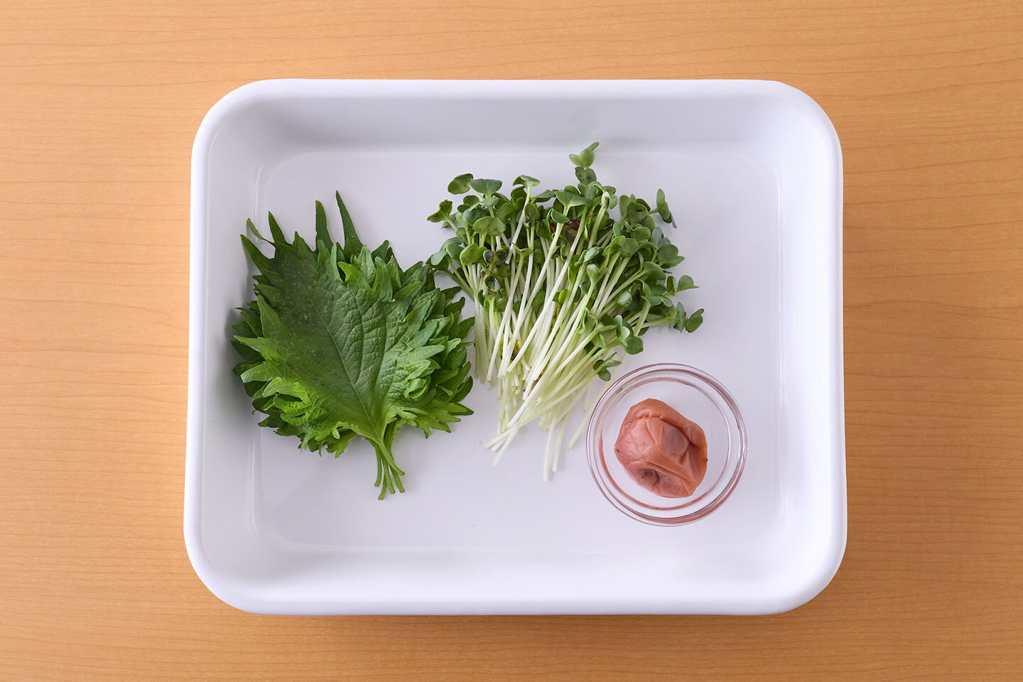 アレンジするなら、貝割れ菜を散らしたり、青じそを刻んで添えたりするのもおすすめです。梅干しの種を取って果肉をたたいて散らすと、酸味のアクセントがつけられます。