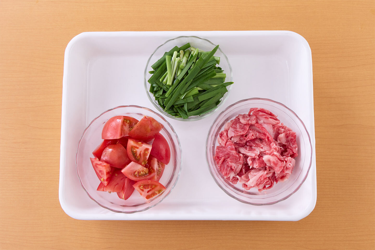 牛肉は食べやすい大きさに切る。トマトは一口大に切る。にらは長さ3㎝に切る。牛肉に塩をふり、片栗粉を薄くまぶす。Aを混ぜておく。