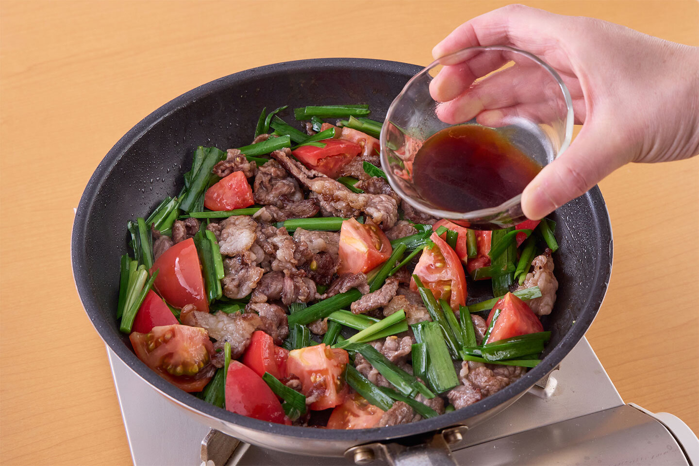 フライパンにごま油を入れて中火で熱し、牛肉を入れて2分ほど炒める。トマト、にらを加えてさらに1分ほど炒め、Aを加えて全体にからめるように炒め合わせる。
