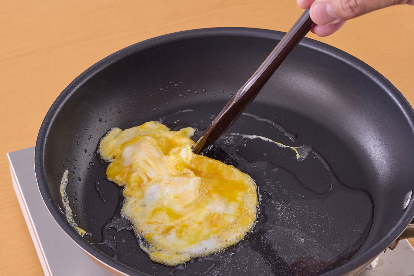 卵を加えるのもおすすめです。溶き卵1個分をサラダ油大さじ1で半熟状に炒めて取り出しておき、調味料を加えた後、最後にフライパンに加えて混ぜ合わせます。