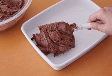 耐熱の器にバター少々（分量外）を塗り、薄力粉少々（分量外）をふっておく。3の生地を入れて平らにならす。予熱したオーブントースター（1000W）で15分焼き、途中様子を見て、焦げそうなら上にアルミ箔をのせる。前後を入れ替えてさらに15分焼く。熱いうちに仕上げ用の赤ワインをふって染み込ませる。冷めたら食べやすく切り分け、いちご、ブルーベリー、ホイップクリームを添える。