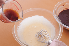 赤ワインのかわりに、コーヒーや紅茶、クランベリージュースでも作れます。赤ワインと同じ分量を、チョコレートを混ぜるタイミング（手順2）で加えればOK。