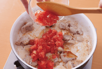 オリーブ油大さじ1を足し、鶏肉の皮目を下に並べ、焼き色がついたら裏返し、全体が焼けたらトマトを加えてさっと炒める。