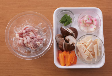 鶏肉は一口大のそぎ切りにし、塩をふって片栗粉をまぶす。たけのこはくし形切りにする。しいたけは軸を落として半分に切る。にんじんは皮をむき幅1センチの短冊切りにする。きぬさやは斜め半分に切る。花麩は水につけて戻し、水気をかるくしぼる。