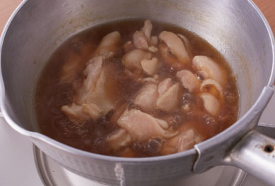 3の煮汁を煮立てて1の鶏肉を入れ、肉の色が変わって汁にとろみがついたら火を止める。椀に野菜と鶏肉を盛って煮汁をかけ、わさびをのせる。