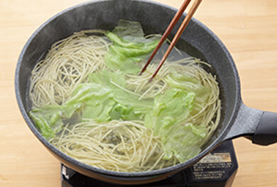 中華そばを6分茹で、茹で上がる直前にレタスも加え、中華そばとレタスを一緒に水洗いし冷やして水気を切る。