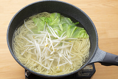もやし、キャベツも一緒に茹でれば、きゅうりやトマトを切らなくても、野菜たっぷりになります。また、ゴマだれやキムチを加えるとコクや辛味たっぷりの担々麺風になります。