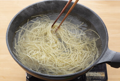 中華そばを6分茹で、水洗いし、水気を切る。