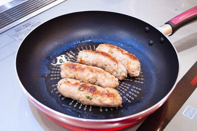アルミホイルを外し、フライパンに戻してさっと焼き色を付けます。そのままのフライパンで、一口大に切った付け合わせの野菜を加熱します（火の通りにくいジャガイモやニンジンの場合は、事前に電子レンジで加熱してください）。