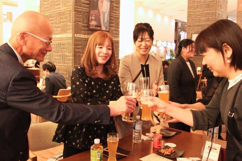 「すずらん鍼灸接骨院」の社員の皆様を集めての30周年記念パーティーでお披露目