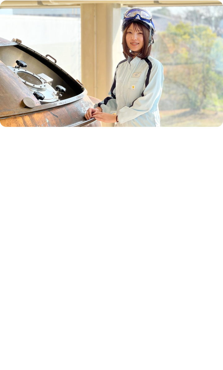 「WITH BEER ホワイトエール」の開発では、若い世代の方々へのインタビューや、社内の若手社員との対話を通じて、新しい味わいのビールづくりに挑戦しました。ビール特有の苦味や香りに抵抗を感じるお客様にも楽しんでいただけるような香味設計を目指し、同時にビール好きのお客様にも新鮮な味わいを提供できる、絶妙な香味バランスを追求しました。また今回のリニューアルでは苦味の穏やかなチェコ産ファインアロマホップを香りづけに100％使用することで、より洗練された上品な香りを実現しました。缶を開けた瞬間からフルーティーな香りが広がり、軽やかでありながらもビールらしさを感じられる味わいのため、原料配合や醸造条件を工夫しています。勝又 郁実（商品・技術イノベーション部）